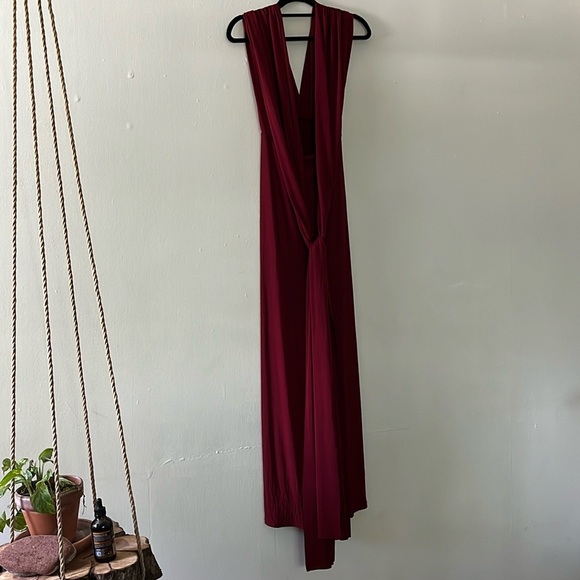 Stunning Burgundy Sleeveless Maxi Dress with Deep V-Neck - Picture 3 of 3